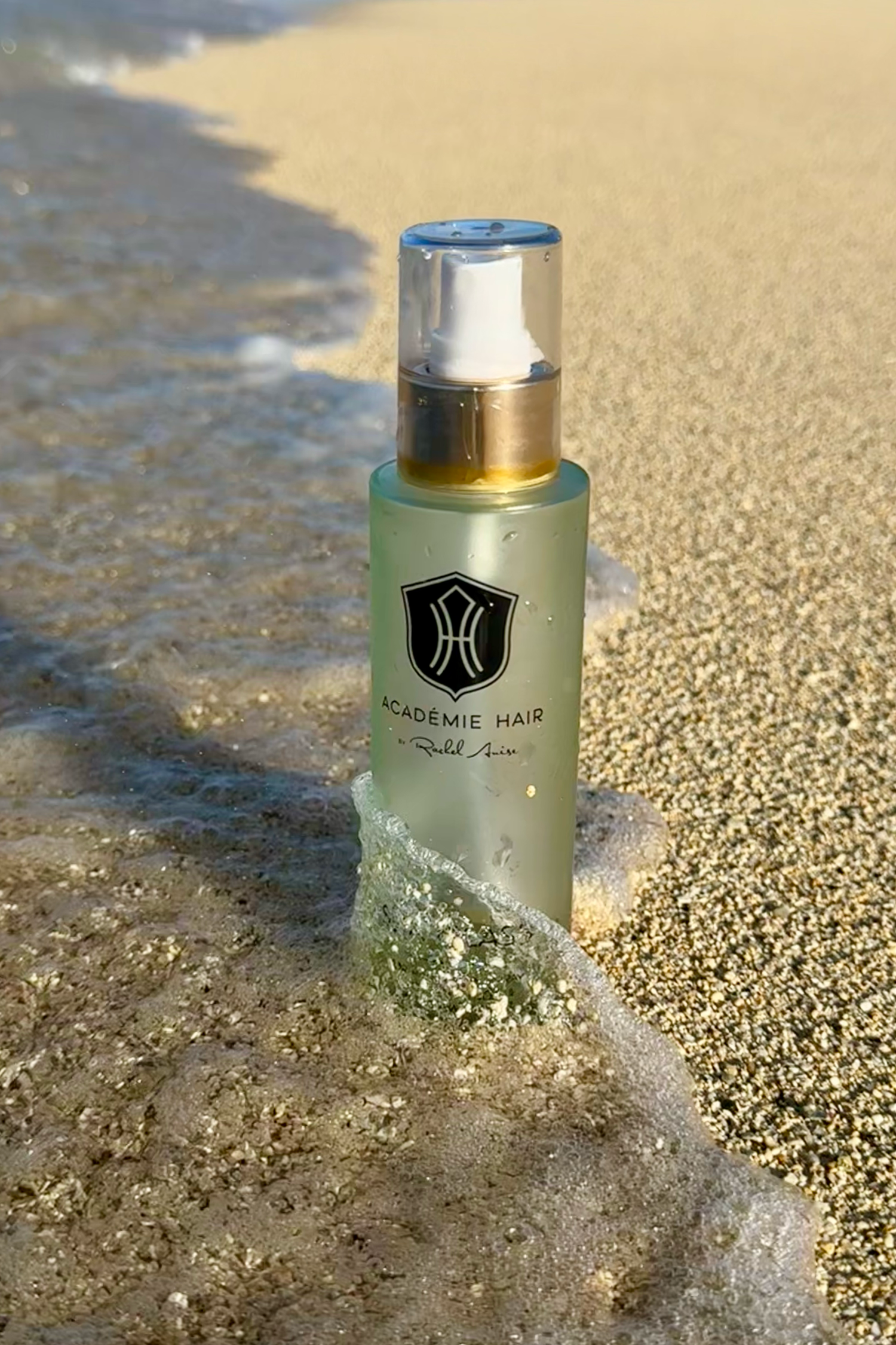 Sea Glass is formulated
with clean ingredients including Caviar Extract, Kelp Extract, Honey
Extract and Panthenol to masterfully detangle hair, leaving it unbelievably soft, silky and manageable without weighing it down.